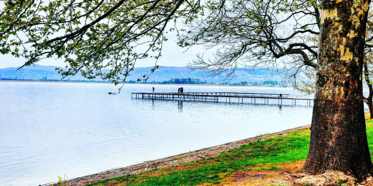 İznik Gölü kenarında piknik yapan insanlar ve mavi sular